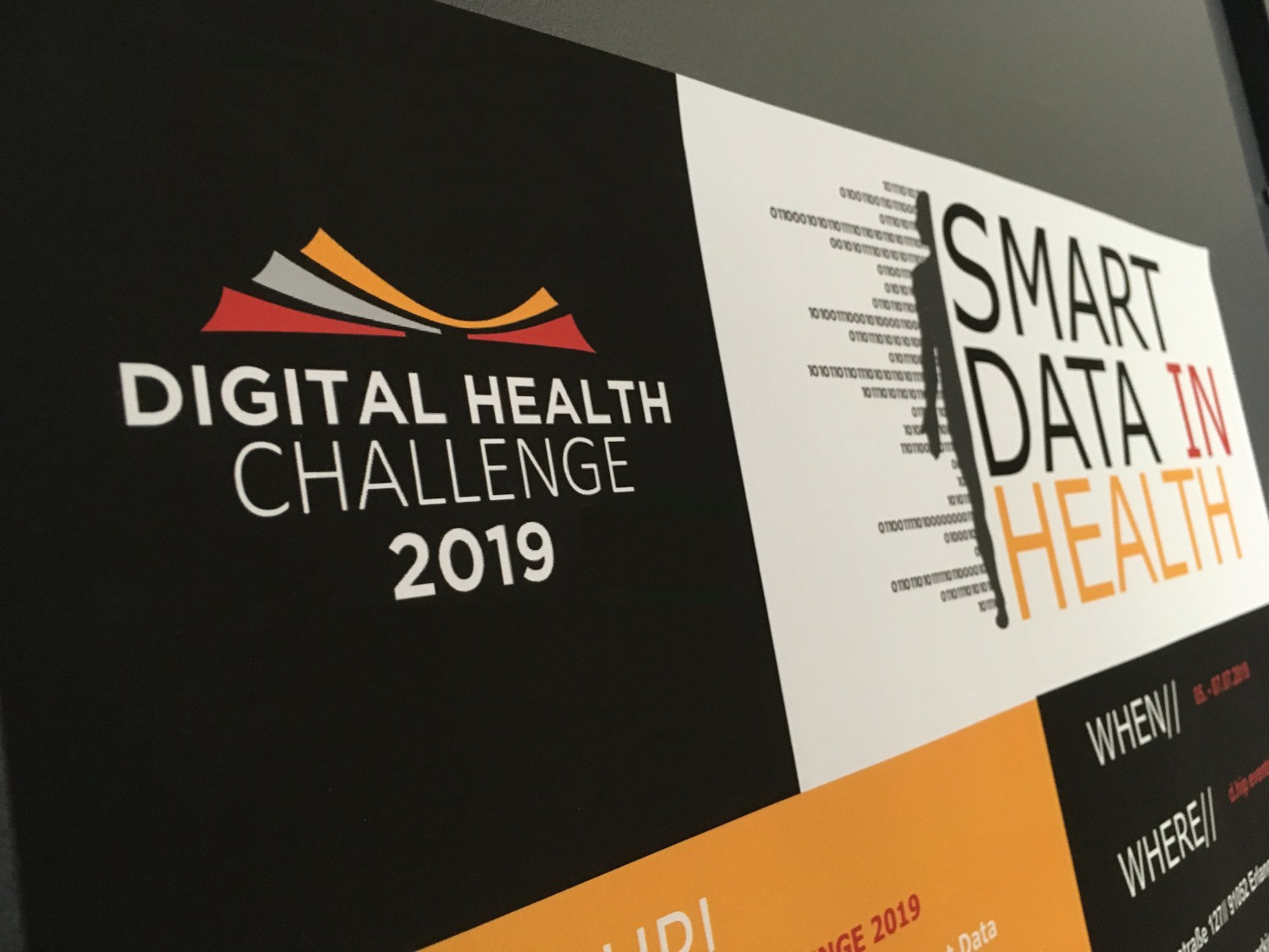 In den Farben schhwarz-weiß-goldorange gehaltenes Plakat mit einem Logo der Digital Health Challenge und etwas dahinter einer im Schnitt dargestellten Person mit Zahlenkollonnen und der Aufschrift "Smart Data In Health".